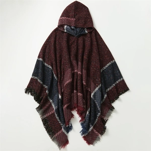 Détail d'un poncho à carreaux avec capuche et franges en bordeaux marine et gris
