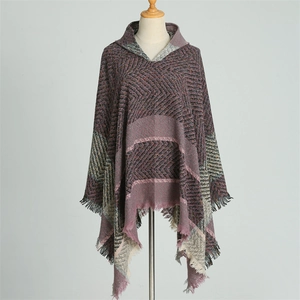 Poncho à capuche pour femme avec motif à carreaux et chevrons et bordures à franges