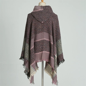 Poncho à capuche pour femme avec motifs géométriques bohèmes et finitions à franges