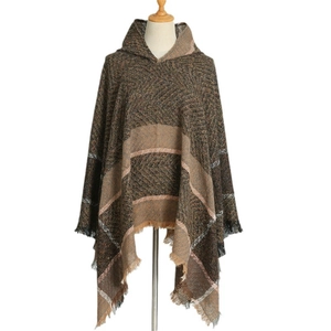 Poncho à capuche pour femme avec motif à chevrons et bordures à franges en marron kaki
