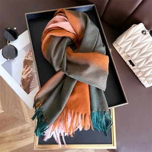 Gestrickter Kaschmir-Imitat Schal mit Farbverlauf-Streifen und Fransen in Orange-Grün