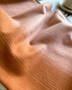 Makroaufnahme der Textur des orangefarbenen Farbverlaufschals mit weichem Kaschmir-Effekt