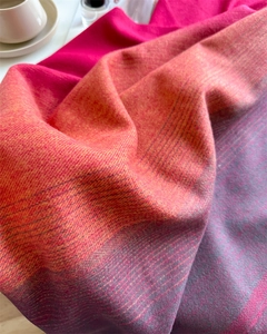 Makro-Detail des Kaschmir-ähnlichen Schals mit Farbverlauf, Twill-Struktur und Fransen