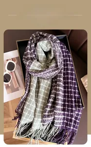 Détail d'une écharpe à carreaux violets en imitation cachemire avec franges