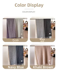 Détail de quatre écharpes à carreaux avec franges et étiquettes en divers coloris