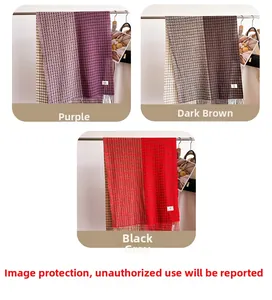 Détail d'écharpes à carreaux aspect cachemire avec franges en plusieurs coloris assortis