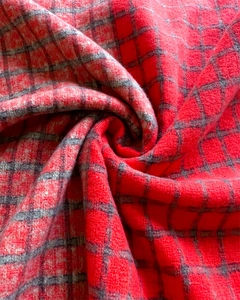 Gros plan sur la texture cachemire à carreaux rouge et gris avec tissu brossé doux