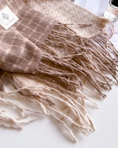 Détail de l'écharpe à carreaux marron et beige avec franges souples et étiquette