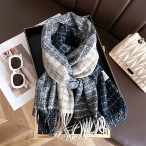 Écharpe à carreaux et franges bleu marine et gris, présentée avec des accessoires mode