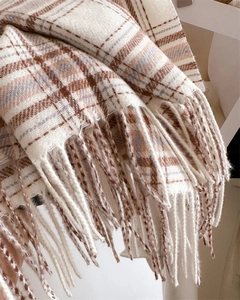 Vue détaillée d'une écharpe à carreaux beige et marron avec finitions à franges