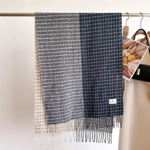 Gros plan de l'écharpe à carreaux en imitation cachemire avec détails de franges