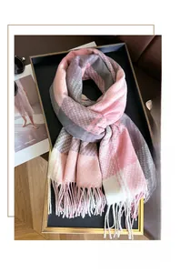 Dettaglio di sciarpa a quadri rosa e grigi, effetto cashmere con morbide frange