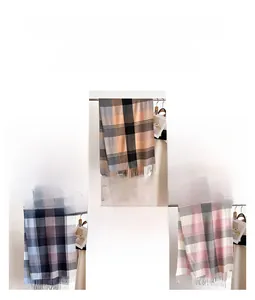 Dettaglio di sciarpe a quadri effetto cashmere con frange in vari motivi di colore