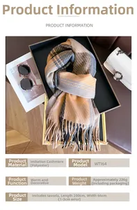 Dettaglio di sciarpa a quadri con nappe su un vassoio con accessori alla moda