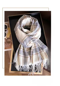 Nahaufnahme eines klassischen Karo-Schals mit weichen Fransen in Beige-Grau-Tönen