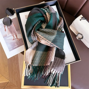Dettaglio di sciarpa a quadri tipo cashmere con frange e fantasia vintage autunno