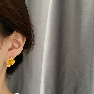 Elegant s925 silver orange flower stud earrings for women with translucent resin petals