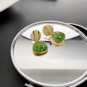 Eleganti orecchini in argento s925 con cristalli verdi e base in metallo dorato