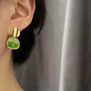Eleganti orecchini pendenti in argento s925 con pietra verde oliva e bordo dorato