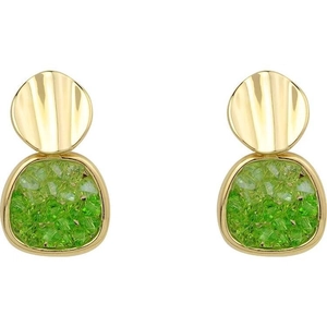 Eleganti orecchini in oro s925 con intarsio in pietra verde su sfondo bianco pulito
