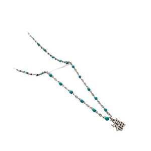 Collier en argent avec perles turquoise et pendentif Fu dans un style minimaliste