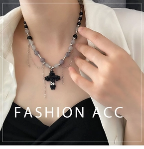 Détail du collier croix avec pétales de rose, perles et chaîne à franges argentée