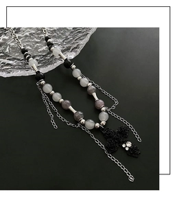 Pendentif croix rose gothique avec perles sombres et chaîne en métal multicouche