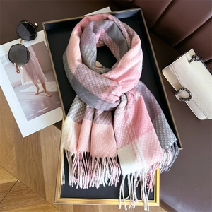 Sciarpa a quadri nordica in cashmere rosa e grigio con frange su vassoio nero