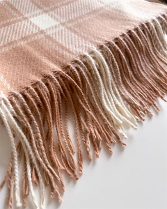 Detail eines weichen beigen Karoschals mit dichten Fransen und diagonaler Twill-Struktur