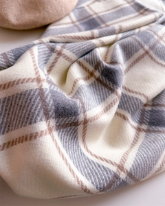 Detail der weichen karierten Schalstruktur mit passender Baskenmütze für den Winter