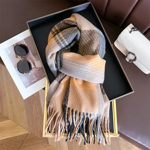 Sciarpa scozzese nordica in finto cashmere con nappe nei colori marrone e grigio