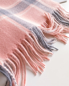 Nahaufnahme von pink-grauem Karo-Schal mit weichem Twill-Gewebe und langen Fransen