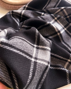 Nahaufnahme der weichen schwarz-weißen Kaschmir-Imitat-Stoffstruktur mit Twill-Webmuster