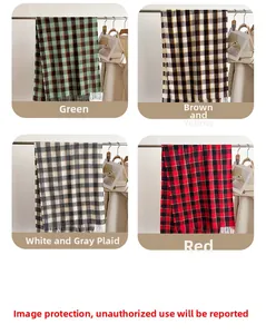 Détail d'écharpes à carreaux et franges en vert, jaune, blanc-gris et rouge sur support