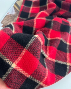 Gros plan sur l'écharpe à carreaux rouges et noirs avec une texture tissée épaisse