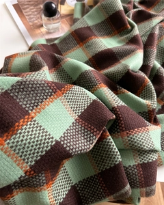 Gros plan du tissu d'écharpe à carreaux montrant la texture douce du tissage