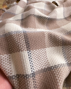 Gros plan sur la texture douce en cachemire d'une écharpe d'hiver chaude à carreaux