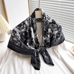 Eleganter Seidenschal mit Dschungel-Leoparden-Print in Schwarz-Weiß auf weißem Hemd