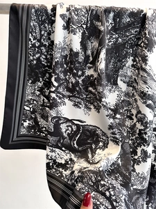 Detaillierte Makroansicht vom Seidenschal mit Dschungel-Leoparden- und Toile-de-Jouy-Muster