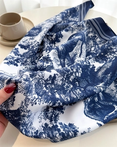 Detailaufnahme des blau-weißen Seidenschals mit Toile-de-Jouy Dschungel- und Elefantenprint