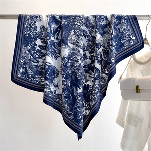 Detail eines blau-weißen Seidenschals mit klassischem Toile-de-Jouy-Dschungel-Leopardenmuster