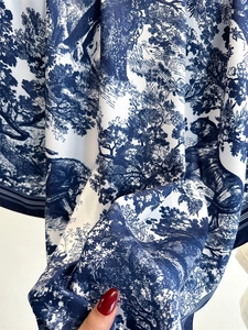 Detailansicht des Toile-de-Jouy-Musters mit Leoparden-Dschungel-Print auf dem Seidenschal