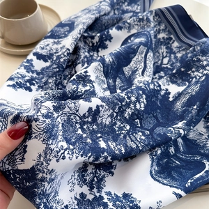 Blau-weißer Toile-de-Jouy-Seidenschal mit klassischen Dschungel-Tiermotiven und Bäumen