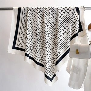 Detail van vintage geometrisch kettingpatroon op een luxe zijden twill sjaal van 90 cm