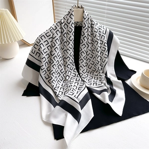 Vintage Geometrisch Bedrukte Satijnen Vierkante Sjaal Voor Dames Grote Twill Sjaal Mode Letterpatroon Shawl Zonbescherming Sjaal Wrap
