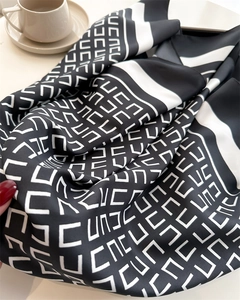 Detail van een elegante zwart-witte zijden sjaal met geometrische patronen