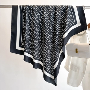 Detail van een 90cm vintage zijden sjaal met minimalistische zwart-witte geometrische print