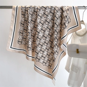 Dettaglio di un foulard quadrato in seta con motivi a incastro e trame floreali
