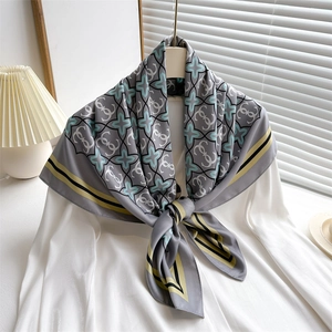 Foulard quadrato grigio effetto seta con motivi geometrici a stella e bordi gialli