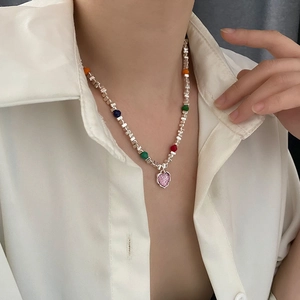 Collier ras du cou avec perles cubiques argentées et pendentif cœur rose sur mannequin